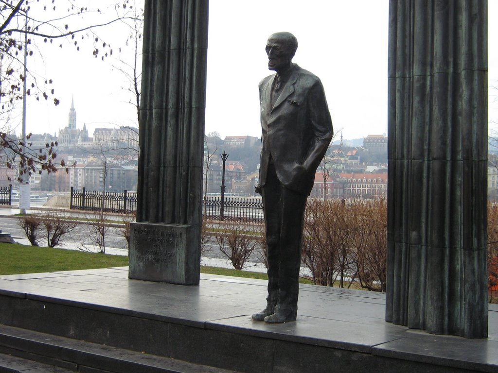 Károlyi Mihály szobra a budapesti Duna-parton