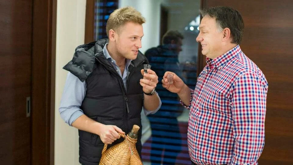 Orbán és Tiborcz pálinkázik
